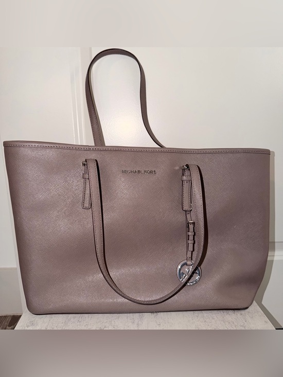 Michael Kors Handbags - Michael Kors Jet Set Travel Medium Top-Zip Tote